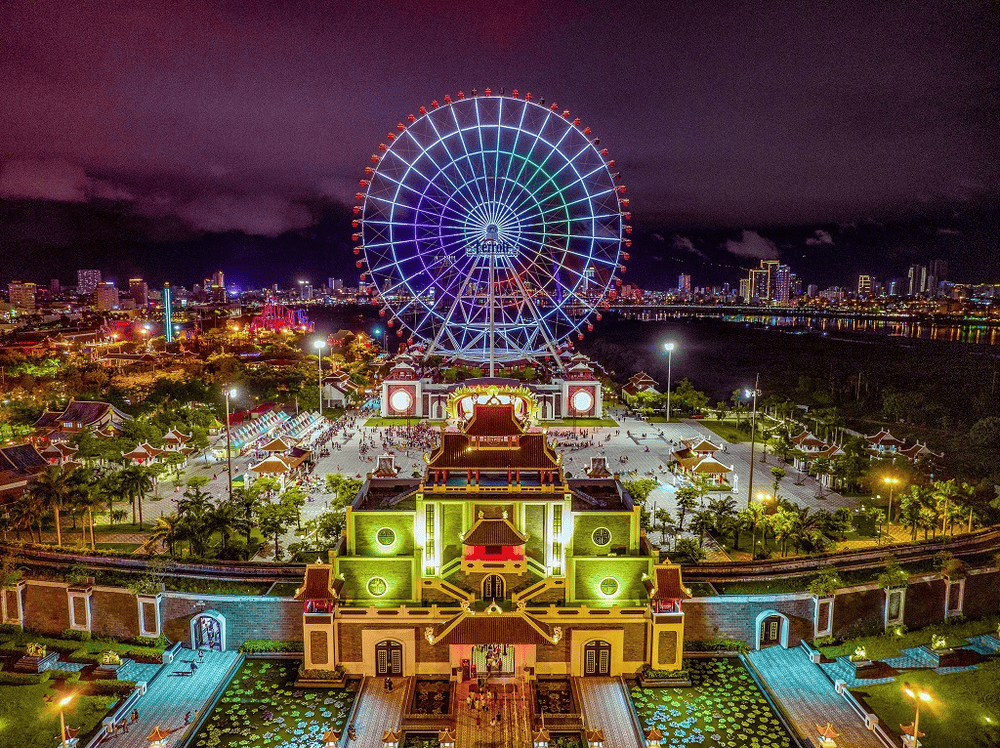 Trung tâm Đà Nẵng rực rỡ ánh đèn về đêm với điểm nhấn là vòng quay Sun Wheel – biểu tượng của vẻ đẹp trẻ trung và sôi động (Nguồn: Sunworld)